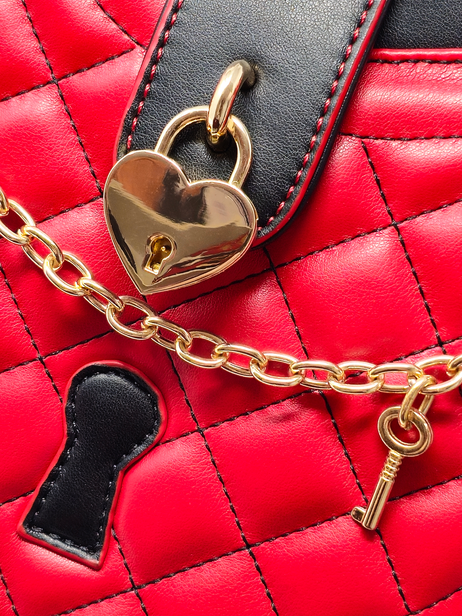 Queen of Hearts medium Heart Bag with Shoulder Strap